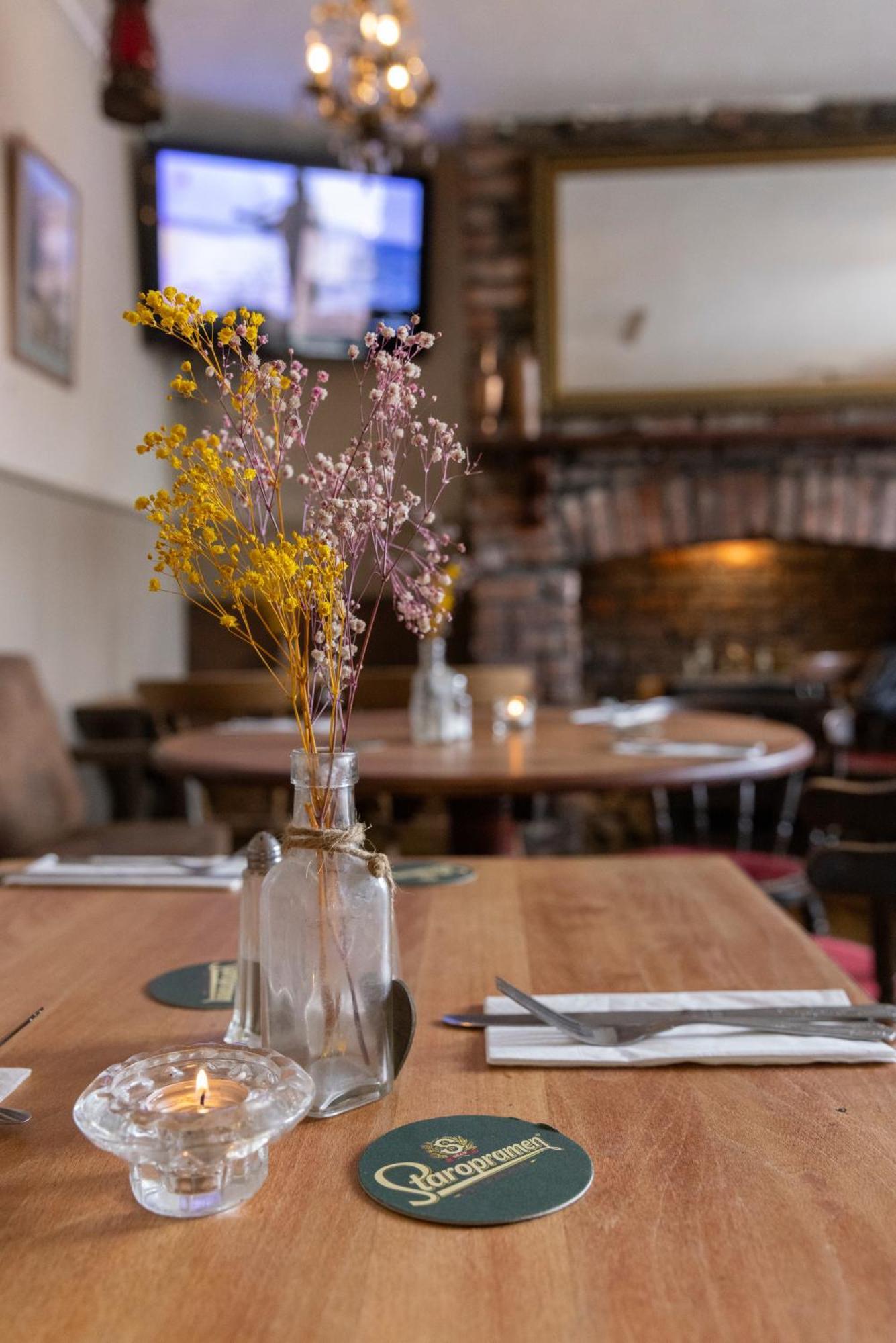 The Bear Inn Llantrisant  Dış mekan fotoğraf