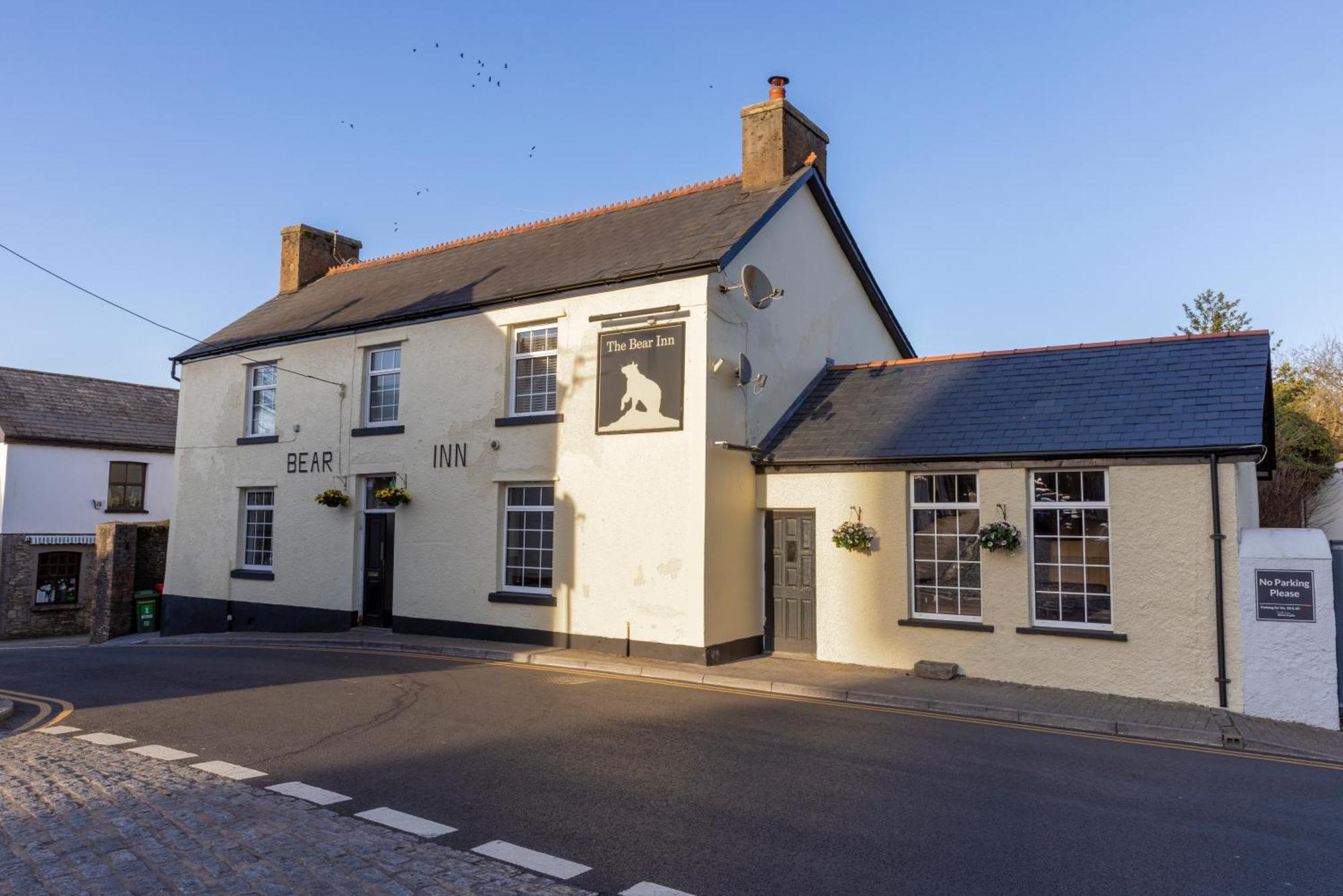The Bear Inn Llantrisant  Dış mekan fotoğraf